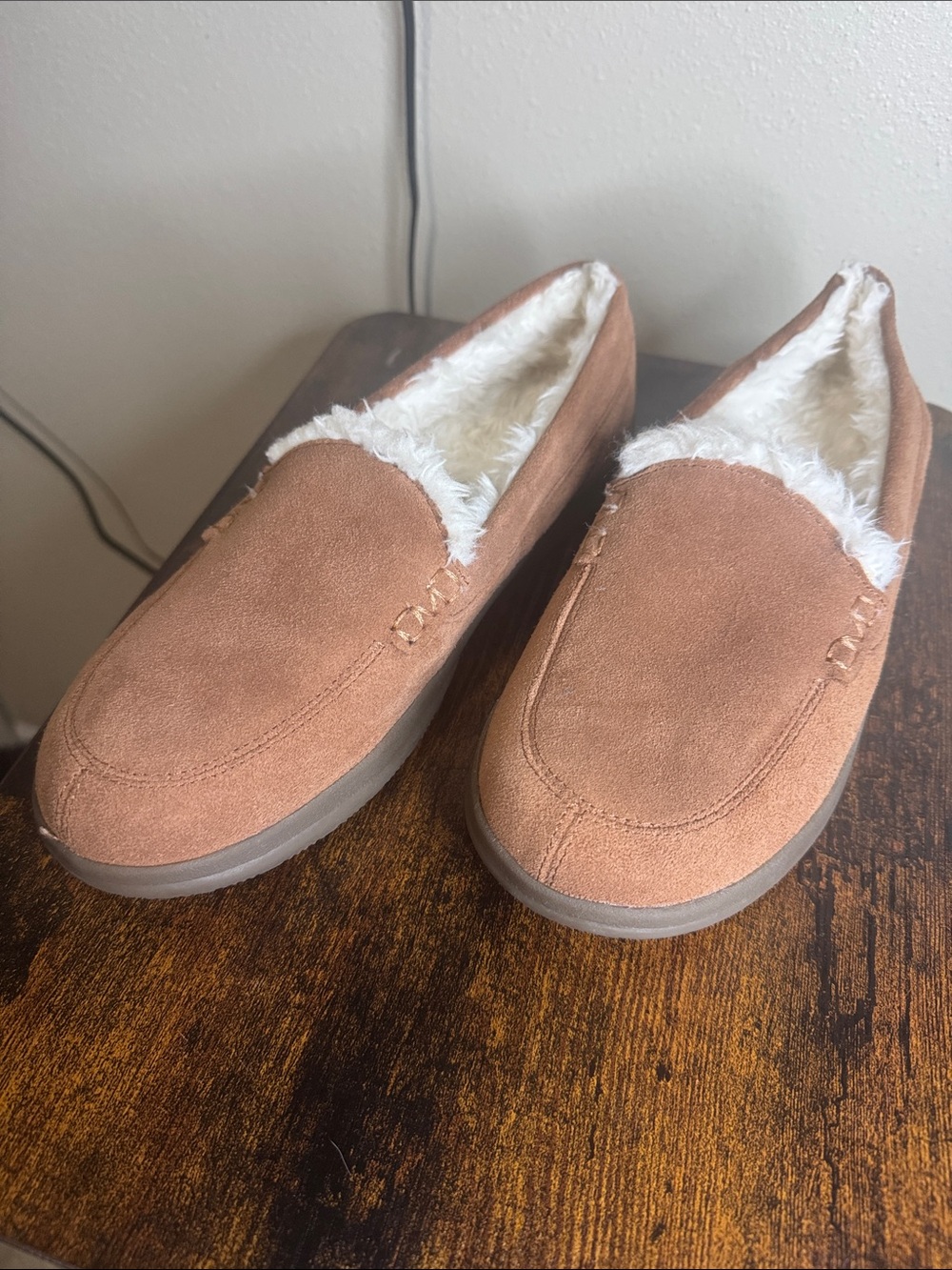 Vionic Women's Sueded Slip-On Slippers in Tan with White Faux Fur